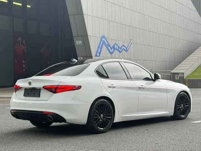 Alfa Romeo Giulia 2017 2.0T 280HP Luxury Edition exterior photo 6 Alfa Romeo Giulia 2017 2.0T 280HP Luxury Edition exterior photo 6