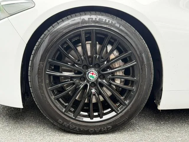 Alfa Romeo Giulia 2017 2.0T 280HP Luxury Edition exterior photo 8 Alfa Romeo Giulia 2017 2.0T 280HP Luxury Edition exterior photo 8
