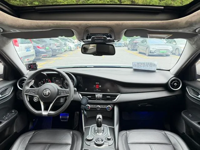Alfa Romeo Giulia 2017 2.0T 280HP Luxury Edition interior photo 13 Alfa Romeo Giulia 2017 2.0T 280HP Luxury Edition interior photo 13