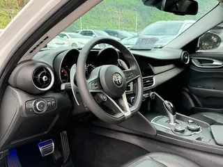 Alfa Romeo Giulia 2017 2.0T 280HP Luxury Edition interior photo 14 Alfa Romeo Giulia 2017 2.0T 280HP Luxury Edition interior photo 14