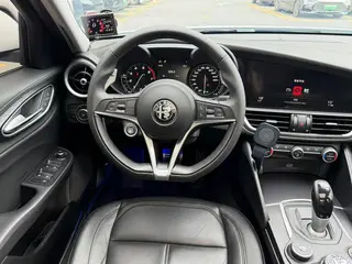 Alfa Romeo Giulia 2017 2.0T 280HP Luxury Edition interior photo 15 Alfa Romeo Giulia 2017 2.0T 280HP Luxury Edition interior photo 15