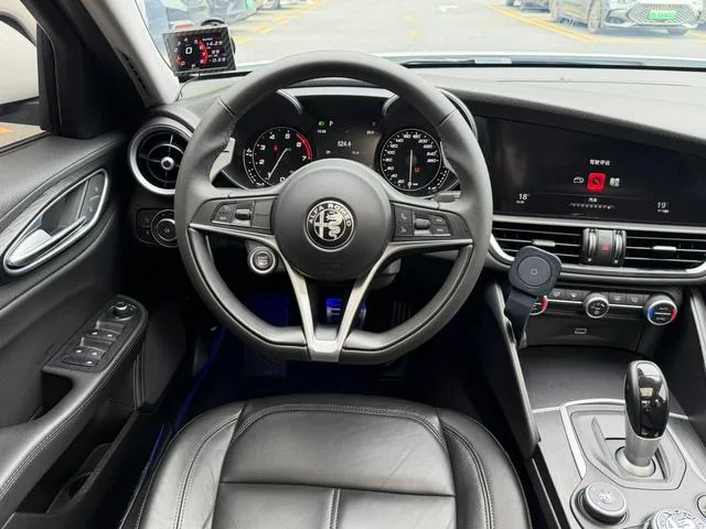 Alfa Romeo Giulia 2017 2.0T 280HP Luxury Edition interior photo 15 Alfa Romeo Giulia 2017 2.0T 280HP Luxury Edition interior photo 15