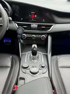 Alfa Romeo Giulia 2017 2.0T 280HP Luxury Edition interior photo 16 Alfa Romeo Giulia 2017 2.0T 280HP Luxury Edition interior photo 16