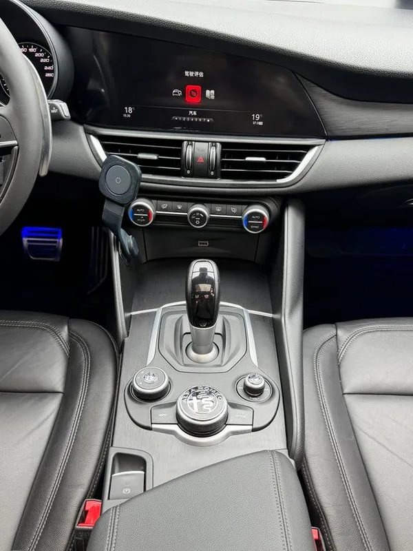 Alfa Romeo Giulia 2017 2.0T 280HP Luxury Edition interior photo 16 Alfa Romeo Giulia 2017 2.0T 280HP Luxury Edition interior photo 16