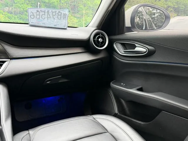 Alfa Romeo Giulia 2017 2.0T 280HP Luxury Edition interior photo 17 Alfa Romeo Giulia 2017 2.0T 280HP Luxury Edition interior photo 17