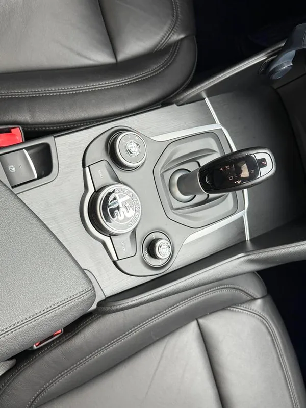 Alfa Romeo Giulia 2017 2.0T 280HP Luxury Edition interior photo 18 Alfa Romeo Giulia 2017 2.0T 280HP Luxury Edition interior photo 18