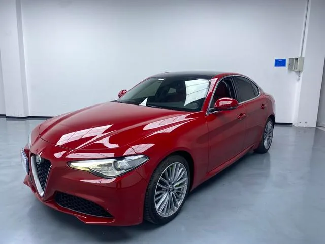 Alfa Romeo Giulia 2017 2.0T 280HP Version de luxe extérieur photo 1 Alfa Romeo Giulia 2017 2.0T 280HP Version de luxe extérieur photo 1