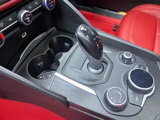 Alfa Romeo Giulia 2017 2.0T 280HP Version de luxe extérieur photo 4 Alfa Romeo Giulia 2017 2.0T 280HP Version de luxe extérieur photo 4