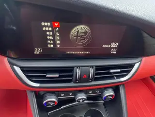 Alfa Romeo Giulia 2017 2.0T 280HP Version de luxe intérieur photo 9 Alfa Romeo Giulia 2017 2.0T 280HP Version de luxe intérieur photo 9