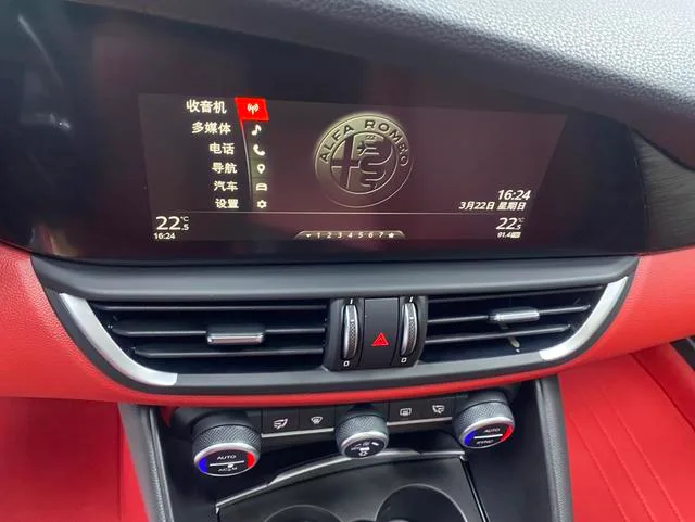 Alfa Romeo Giulia 2017 2.0T 280HP Version de luxe intérieur photo 9 Alfa Romeo Giulia 2017 2.0T 280HP Version de luxe intérieur photo 9