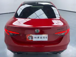 Alfa Romeo Giulia 2017 2.0T 280HP Version de luxe intérieur photo 11 Alfa Romeo Giulia 2017 2.0T 280HP Version de luxe intérieur photo 11