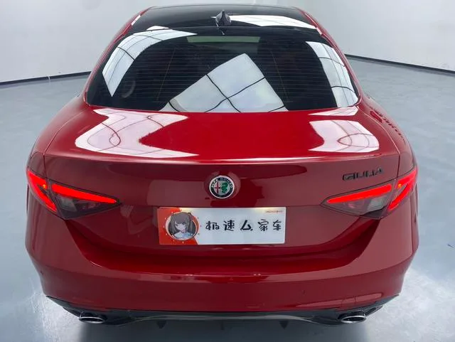 Alfa Romeo Giulia 2017 2.0T 280HP Version de luxe intérieur photo 11 Alfa Romeo Giulia 2017 2.0T 280HP Version de luxe intérieur photo 11