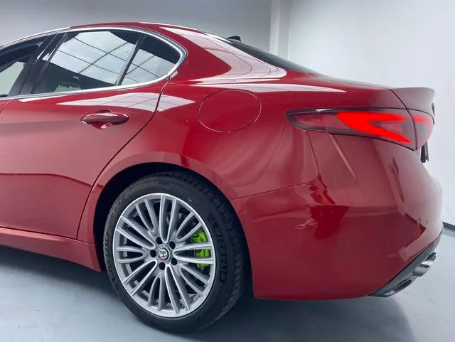 Alfa Romeo Giulia 2017 2.0T 280HP Version de luxe intérieur photo 12 Alfa Romeo Giulia 2017 2.0T 280HP Version de luxe intérieur photo 12