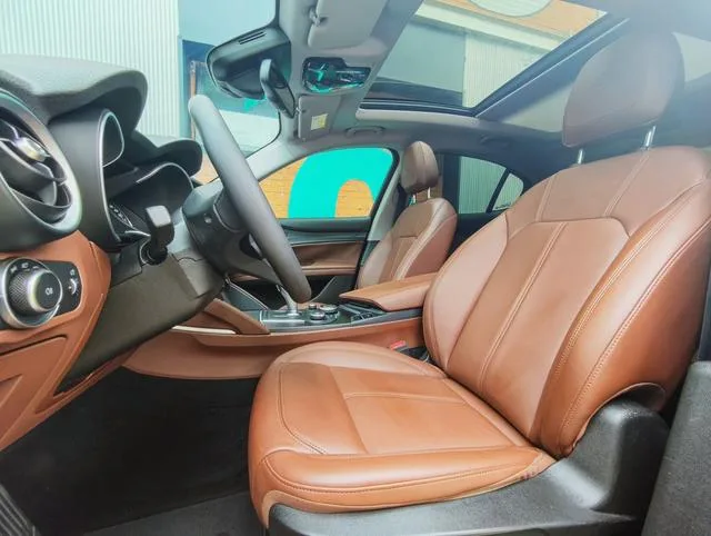 Alfa Romeo Stelvio 2017 2.0T 200HP Versión de élite interior foto 7 Alfa Romeo Stelvio 2017 2.0T 200HP Versión de élite interior foto 7