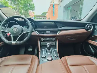 Alfa Romeo Stelvio 2017 2.0T 200HP Versión de élite interior foto 9 Alfa Romeo Stelvio 2017 2.0T 200HP Versión de élite interior foto 9