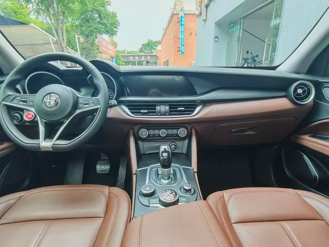 Alfa Romeo Stelvio 2017 2.0T 200HP Versión de élite interior foto 9 Alfa Romeo Stelvio 2017 2.0T 200HP Versión de élite interior foto 9