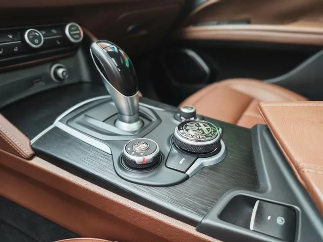 Alfa Romeo Stelvio 2017 2.0T 200HP Versión de élite interior foto 10 Alfa Romeo Stelvio 2017 2.0T 200HP Versión de élite interior foto 10