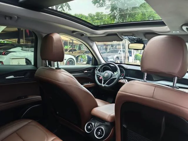 Alfa Romeo Stelvio 2017 2.0T 200HP Versión de élite interior foto 11 Alfa Romeo Stelvio 2017 2.0T 200HP Versión de élite interior foto 11