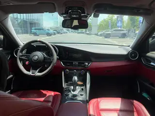 Alfa Romeo Giulia 2021 2.0T 280HP Luxury Edition exterior photo 5