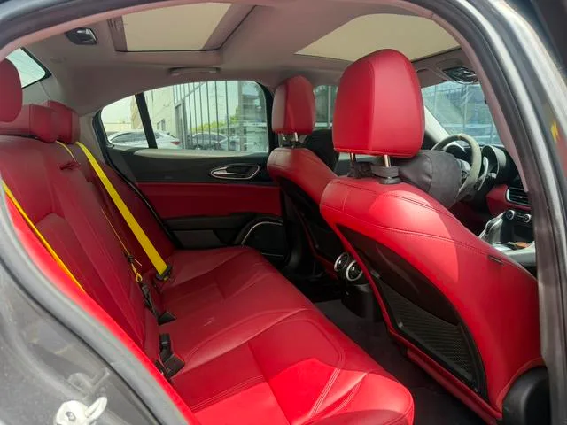 Alfa Romeo Giulia 2021 2.0T 280HP Luxury Edition interior photo 7