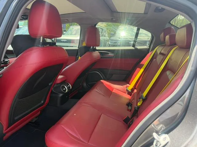 Alfa Romeo Giulia 2021 2.0T 280HP Luxury Edition interior photo 8