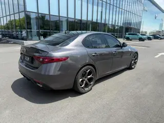 Alfa Romeo Giulia 2021 2.0T 280HP Luxury Edition interior photo 9