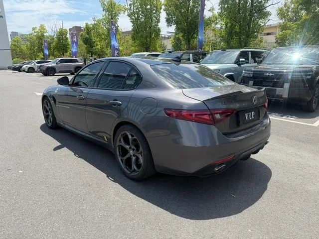 Alfa Romeo Giulia 2021 2.0T 280HP Luxury Edition interior photo 11