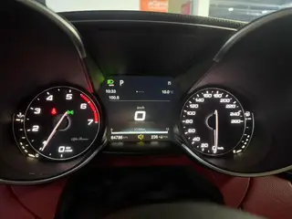 Alfa Romeo Giulia 2021 2.0T 280HP Luxury Edition interior photo 12