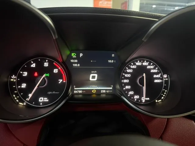 Alfa Romeo Giulia 2021 2.0T 280HP Luxury Edition interior photo 12