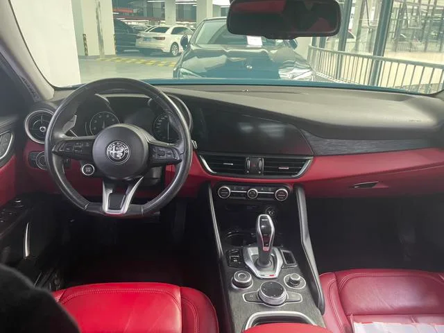 Alfa Romeo Giulia 2020 2.0T 280HP Luxury Edition interior photo 6 Alfa Romeo Giulia 2020 2.0T 280HP Luxury Edition interior photo 6