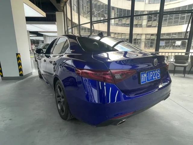 Alfa Romeo Giulia 2020 2.0T 280HP Luxury Edition interior photo 10 Alfa Romeo Giulia 2020 2.0T 280HP Luxury Edition interior photo 10