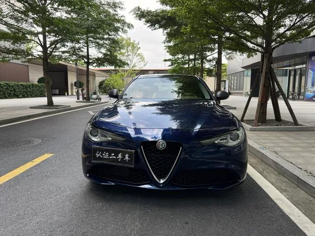 Alfa Romeo Giulia 2017 2.0T 200HP Version de luxe extérieur photo 2 Alfa Romeo Giulia 2017 2.0T 200HP Version de luxe extérieur photo 2