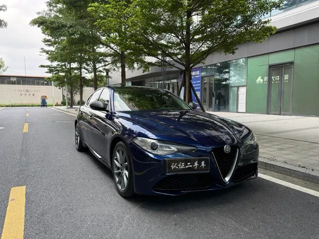 Alfa Romeo Giulia 2017 2.0T 200HP Version de luxe extérieur photo 3 Alfa Romeo Giulia 2017 2.0T 200HP Version de luxe extérieur photo 3