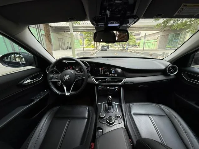 Alfa Romeo Giulia 2017 2.0T 200HP Version de luxe extérieur photo 5 Alfa Romeo Giulia 2017 2.0T 200HP Version de luxe extérieur photo 5