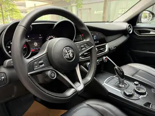Alfa Romeo Giulia 2017 2.0T 200HP Version de luxe extérieur photo 7 Alfa Romeo Giulia 2017 2.0T 200HP Version de luxe extérieur photo 7