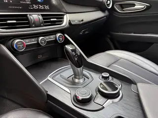 Alfa Romeo Giulia 2017 2.0T 200HP Version de luxe intérieur photo 11 Alfa Romeo Giulia 2017 2.0T 200HP Version de luxe intérieur photo 11