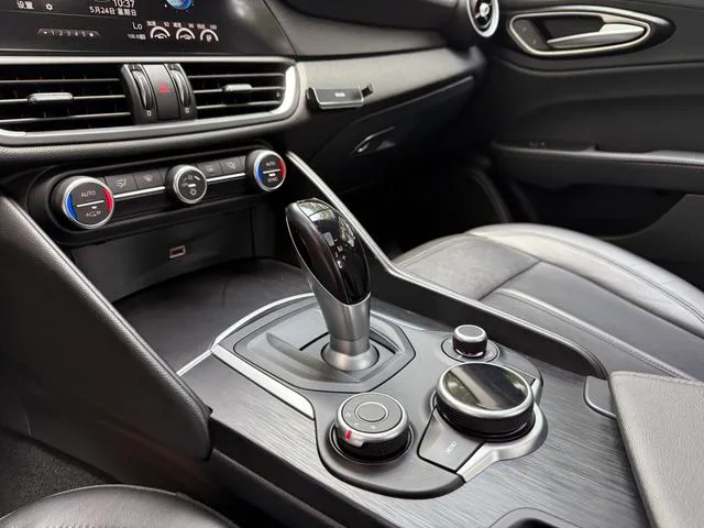 Alfa Romeo Giulia 2017 2.0T 200HP Version de luxe intérieur photo 11 Alfa Romeo Giulia 2017 2.0T 200HP Version de luxe intérieur photo 11