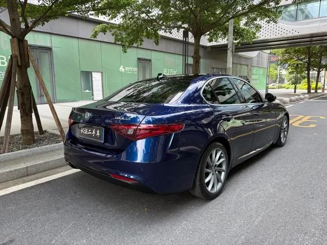 Alfa Romeo Giulia 2017 2.0T 200HP Version de luxe intérieur photo 16 Alfa Romeo Giulia 2017 2.0T 200HP Version de luxe intérieur photo 16