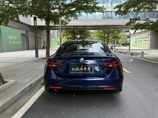 Alfa Romeo Giulia 2017 2.0T 200HP Version de luxe intérieur photo 17 Alfa Romeo Giulia 2017 2.0T 200HP Version de luxe intérieur photo 17