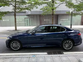 Alfa Romeo Giulia 2017 2.0T 200HP Version de luxe intérieur photo 18 Alfa Romeo Giulia 2017 2.0T 200HP Version de luxe intérieur photo 18