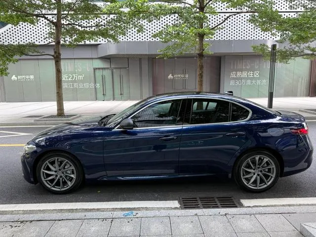 Alfa Romeo Giulia 2017 2.0T 200HP Version de luxe intérieur photo 18 Alfa Romeo Giulia 2017 2.0T 200HP Version de luxe intérieur photo 18