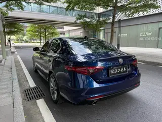 Alfa Romeo Giulia 2017 2.0T 200HP Version de luxe intérieur photo 19 Alfa Romeo Giulia 2017 2.0T 200HP Version de luxe intérieur photo 19