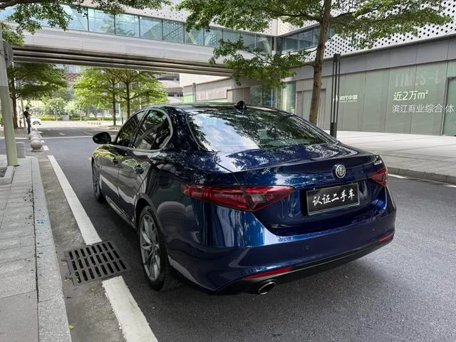 Alfa Romeo Giulia 2017 2.0T 200HP Version de luxe intérieur photo 19 Alfa Romeo Giulia 2017 2.0T 200HP Version de luxe intérieur photo 19