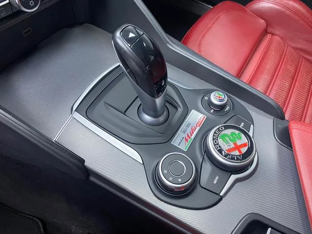 Alfa Romeo Giulia 2017 2.0T 280HP Milano Limited edition exterior photo 6