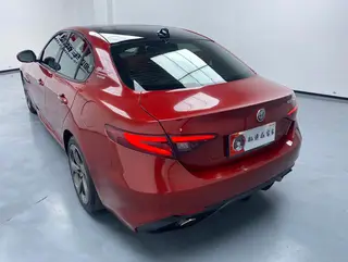 Alfa Romeo Giulia 2017 2.0T 280HP Milano Limited edition interior photo 12