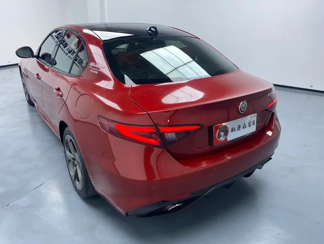 Alfa Romeo Giulia 2017 2.0T 280HP Milano Limited edition interior photo 12