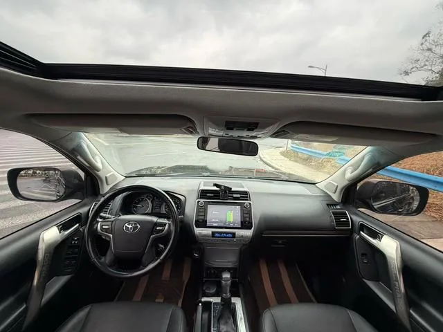 Toyota Prado 2019 3.5L Automatique TX-L Pin de secours après la version Premium intérieur photo 6 Toyota Prado 2019 3.5L Automatique TX-L Pin de secours après la version Premium intérieur photo 6