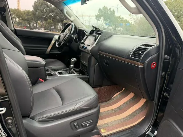 Toyota Prado 2019 3.5L Automatique TX-L Pin de secours après la version Premium intérieur photo 7 Toyota Prado 2019 3.5L Automatique TX-L Pin de secours après la version Premium intérieur photo 7