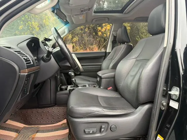 Toyota Prado 2019 3.5L Automatique TX-L Pin de secours après la version Premium intérieur photo 8 Toyota Prado 2019 3.5L Automatique TX-L Pin de secours après la version Premium intérieur photo 8