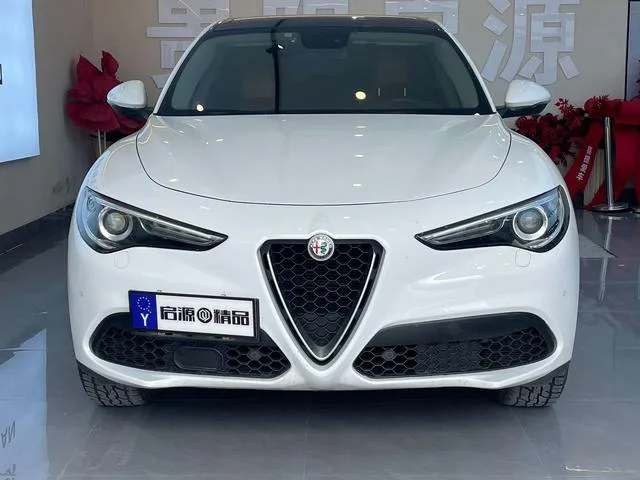 Alfa Romeo Stelvio 2017 2.0T 200HP Version d'élite extérieur photo 2 Alfa Romeo Stelvio 2017 2.0T 200HP Version d'élite extérieur photo 2